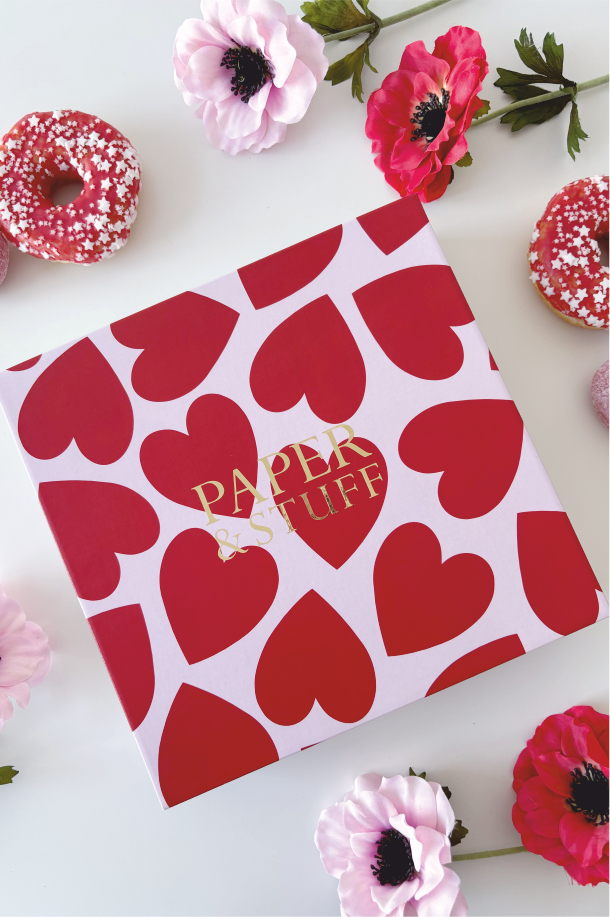 LOVE IS IN THE AIR PAKET/ preklopni planer + majica + tjedni planer u ukrasnoj kutiji s porukom